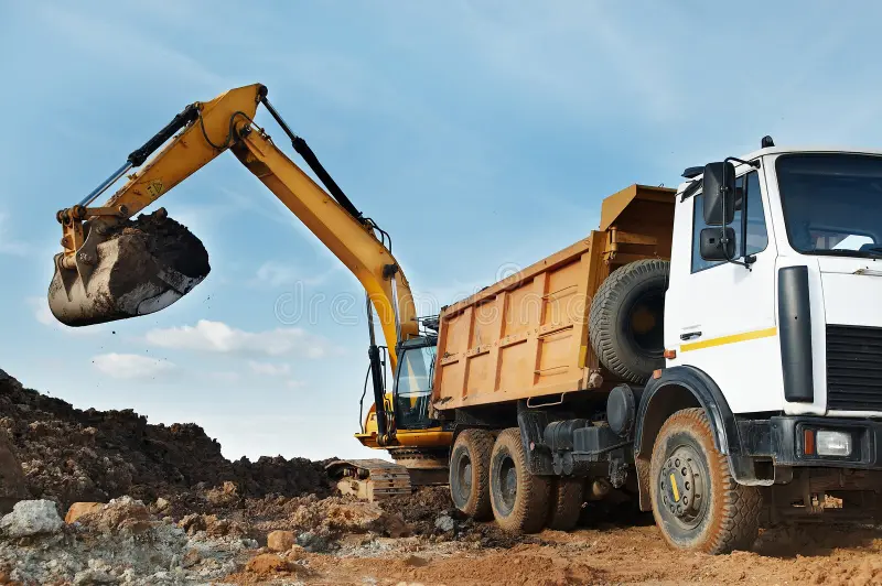 excavatrice et dumper a la charge 14760135